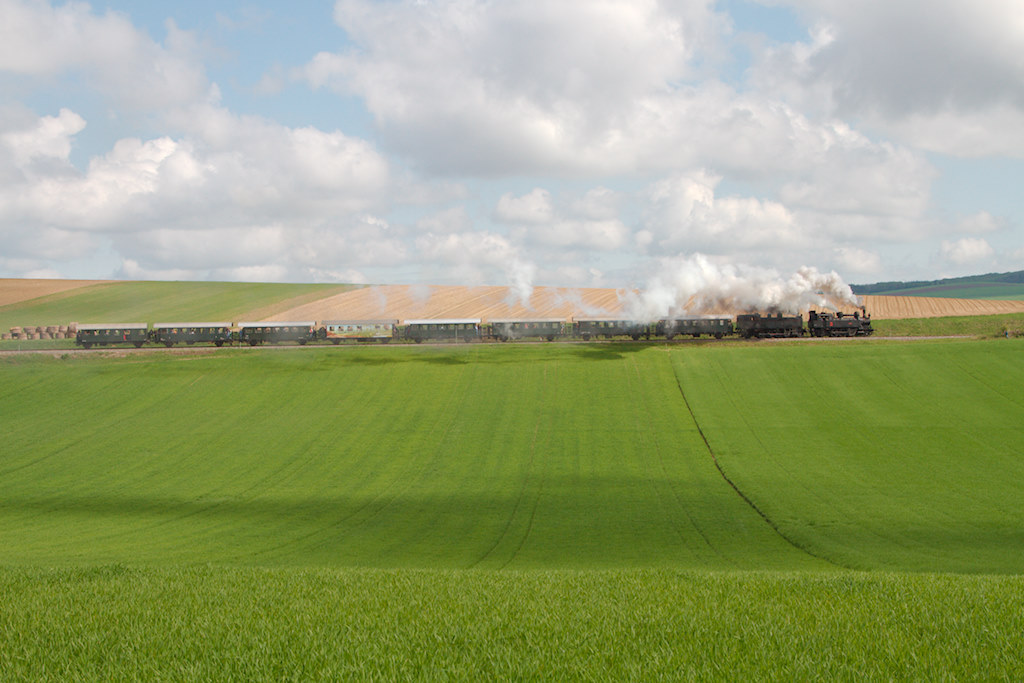 Der Nostalgiezug nach Erstbrunn, aufgenommen kurz nach der bekanten 180 Grad Kurve in Hetzmannsdorf. Bespannt war der Zug mit der 30.33 und 93.1420. (05.05.2013)