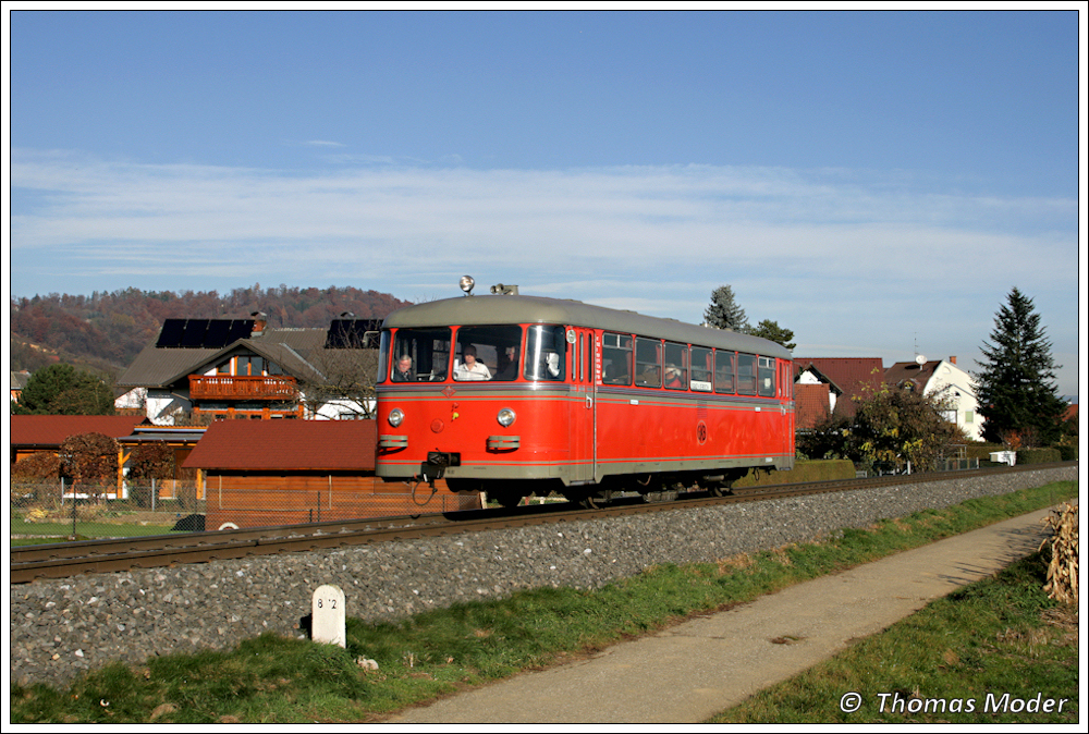 Der nostalgische GKB Verbrennungstriebwagen (VT) 10.02 fhrt als SPz 8525 von Graz nach Kflach. Stragang, 06.11.2010