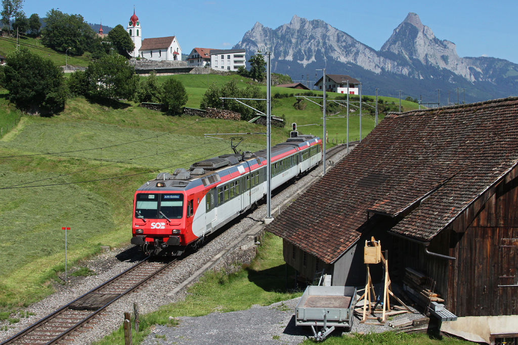 Der NPZ 080 der Sdostbahn als S31 nach Arth Goldau am 26.06.2011 bei Steinerberg. (Eine strende Hochspannungsleitung wurde digital entfernt.)