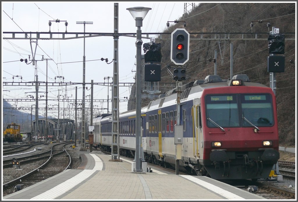 Der NPZ aus Rapperswil nach Linthal kreuzt in Ziegelbrcke die Hauptstrecke Chur-Zrich. (03.03.2010)