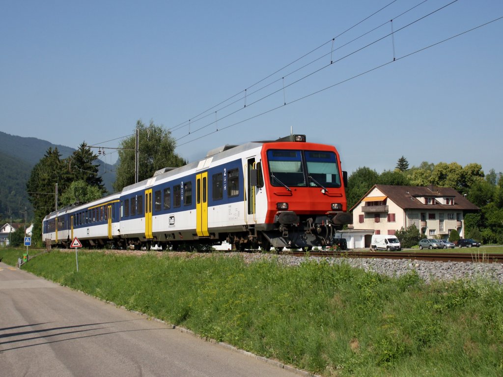 Der NPZ der OeBB am 28.06.2011 unterwegs bei Balsthal. 
