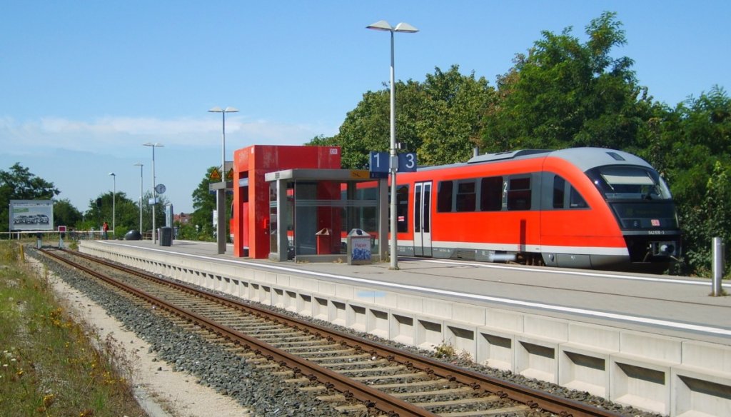 Der Nrnberger Nordostbahnhof am 6.8.07. Bei der grundlegenden Renovierung der Grfenbergbahn wurden die Gleisanlagen stark reduziert. Fr den Personenverkehr ist der Mittelbahnsteig aber durchaus attraktiv und zweckmig. Hinter dem Prellbock von Gleis 1 (links) fhrt eine Treppe hinunter zum U-Bahnhof und Gleis 2 (rechts) fhrt ber die nrdliche Ringbahn nach Frth Hbf. Diese Strecke wird aber nur noch zum Ein- und Ausrcken der Triebeagen ins Bw genutzt. 