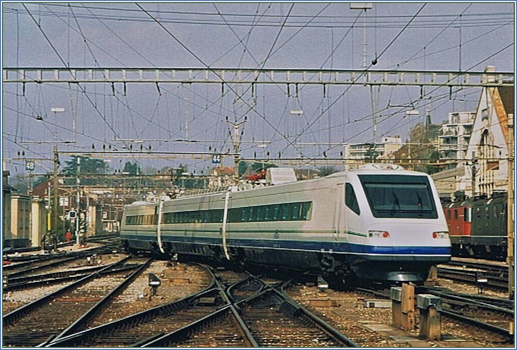 Der nur dreiteilige CIS  ETR 470  Prototyp erreicht im April 1996 bei einer Probefahrt Lausanne. 
(Gescanntes Foto)