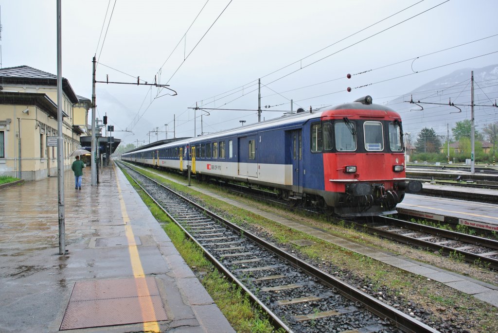 Der nur Samstags verkehrende IR 2819 wird jeweils mit 10 EWI Wagen (2 Pendel zusammengehngt) gefhrt. Der Grund dafr ist der Markt in Domodossola (Italien). Der Zug im Bild hat den Bahnhof von Domodossola mit 40 Min. Verptung erreicht, und wird in ca. 2 Stunden als IR 2824 zurck nach Brig fahren. Vorne im Bild ist der BDt EWI 50 85 82-33 974-4, 20.04.2013.