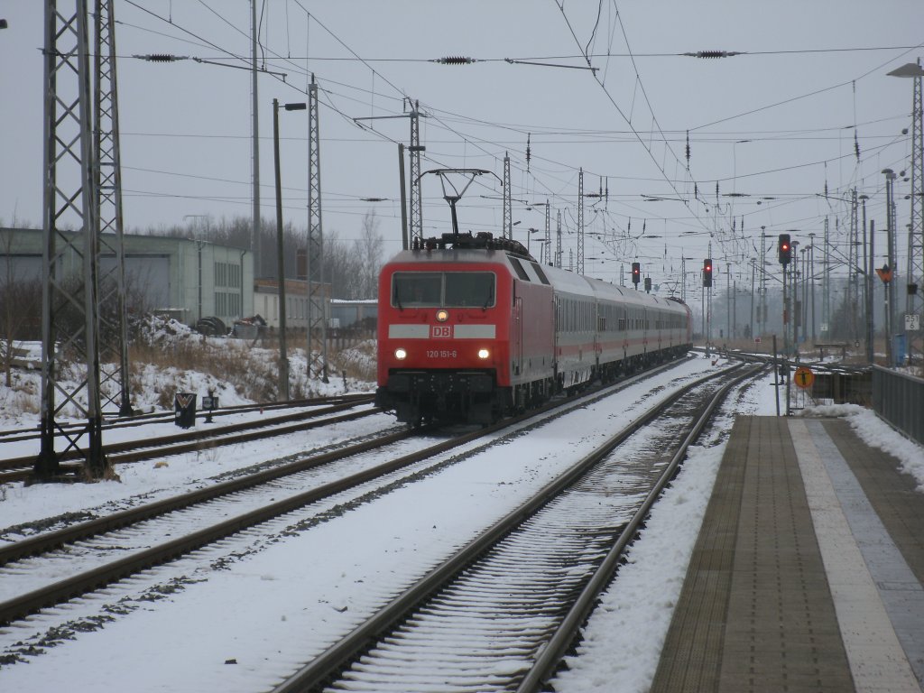 Der nur Sonnabends fahrende IC 2357 Leipzig-Binz wird,zwischen Stralsund und Binz, mit zwei 120er bespannt.Hier erreicht der IC,gezogen von 120 151,am 16.Februar 2013,Bergen/Rgen.