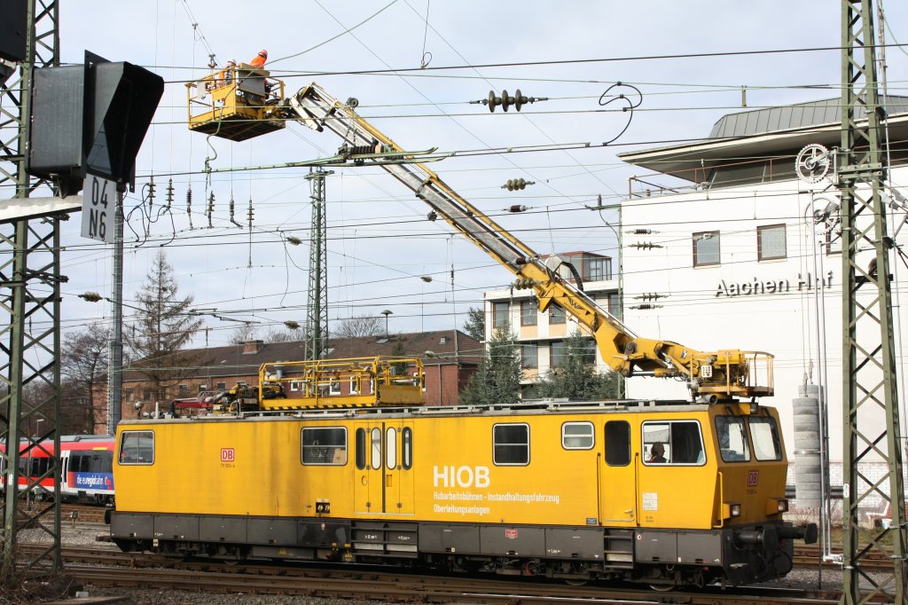Der Oberhausener 711 003-4 stand am 16.01.2011 in Aachen Hbf. Dort wurden einige Oberleitungs Querstreben ausgewechselt.