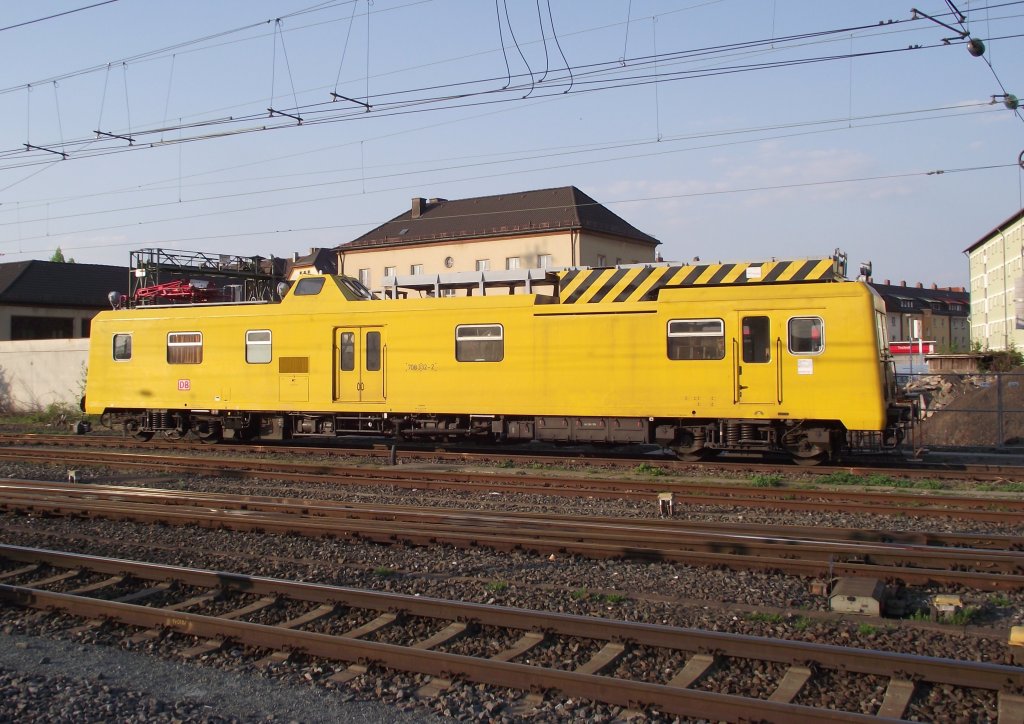 Der Oberleitungstriebwagen 708 332-3 steht am 21. April 2011 in Bamberg abgestellt.