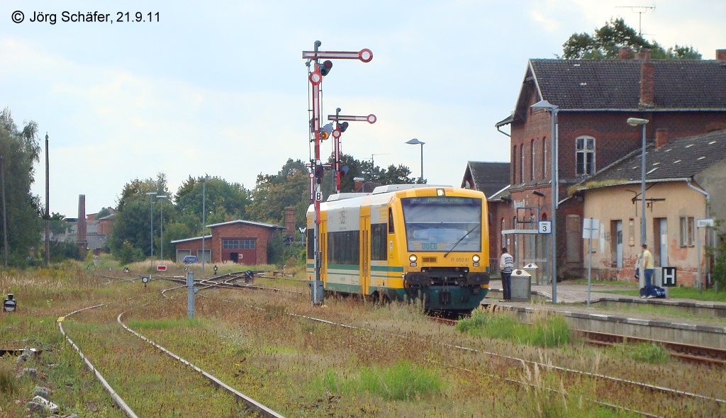Der ODEG-Regioshuttle 650.81 wartet am 21.9.11 in Malchow auf den verspteten Zug der Gegenrichtung. (Blick nach Sden)

