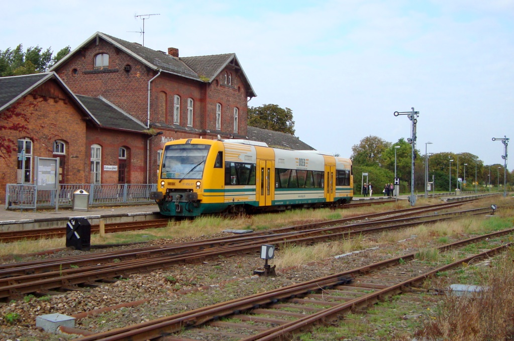 Der ODEG-Regioshuttle 650.87 fhrt am 21.9.11 nach der Zugkreuzung in Malchow nach Rathenow weiter. (Blick nach Norden)