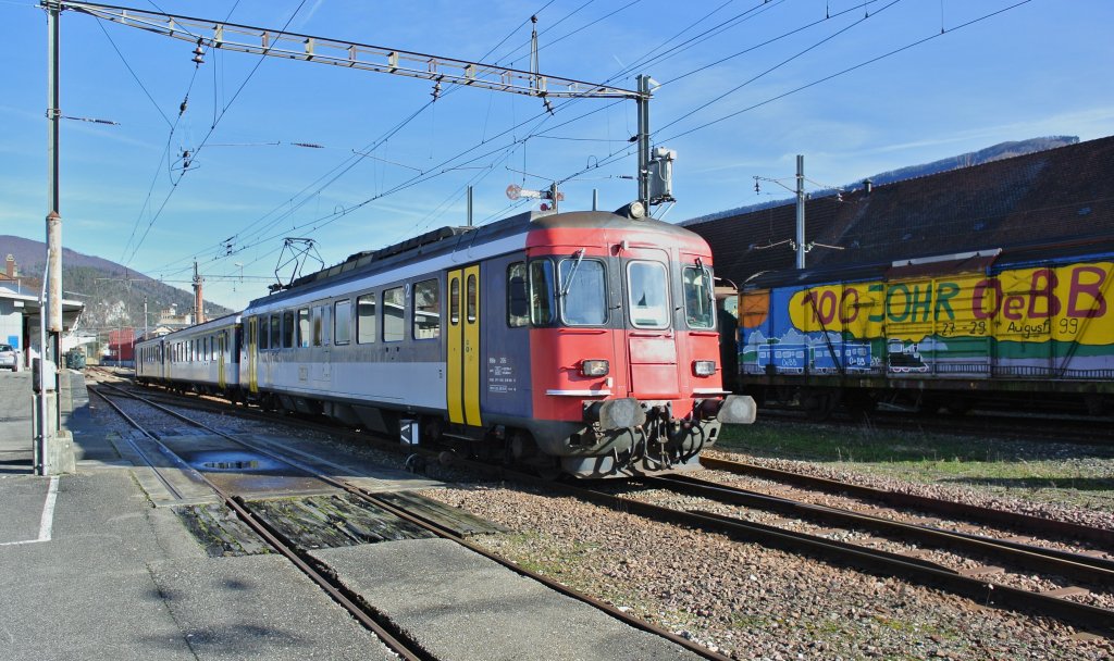 Der OeBB RBe Pendel, welcher normalerweise nur whrend den Mittagsstunden verkehrt, bei Ausfahrt als Regio im Bahnhof Balsthal. Gezogen wird der dreiteilge Pendel vom RBe 206, dahinter sind der AB EWII 505 und der BDt EWI 905, 31.01.2013.