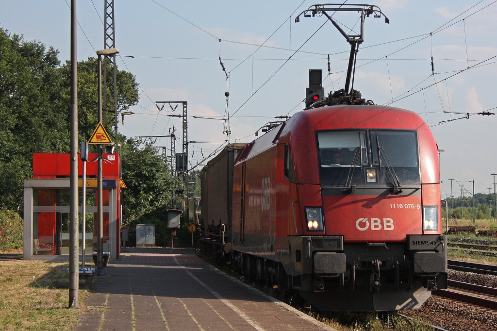 Der BB Taurus 1116 076-9 wird am 11.7.10 durch Duisburg-Bissingheim umgeleitet