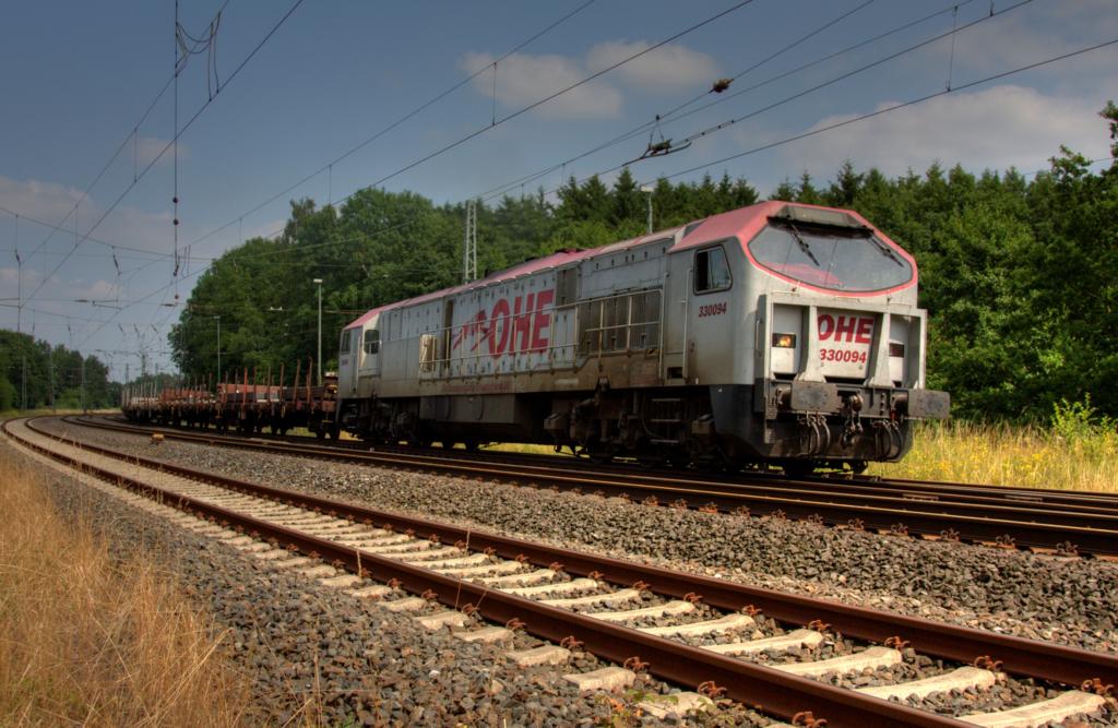 Der OHE (Osthannoversche Eisenbahn) Tiger 330094 fhrt am 12.7.2013 mit
einem schweren Stahlzug aus dem Bahnhof Hasbergen aus. Die OHE transportiert
derzeit Rohstahlerzeugnisse vom Stahlwerk Georgsmarienhtte zur Weiter-
verarbeitung an den Niederrhein. Die Fahrzeiten sind unregelmig.
Daher ist es immer wieder eine Freude fr mich, einen dieser Zge bei
schnem Wetter zu fotografieren.