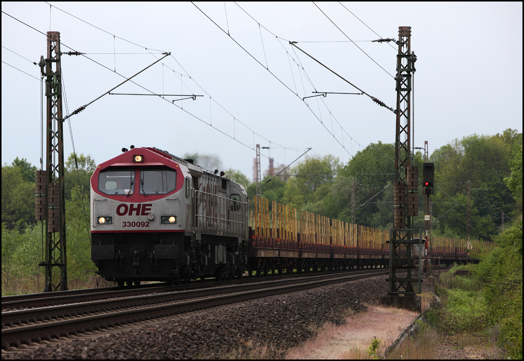 Der OHE-TIGER 300092 brummt mit einem leeren Holzzug nach Finnentrop. (Hohenlimburg am 17.05.2010)