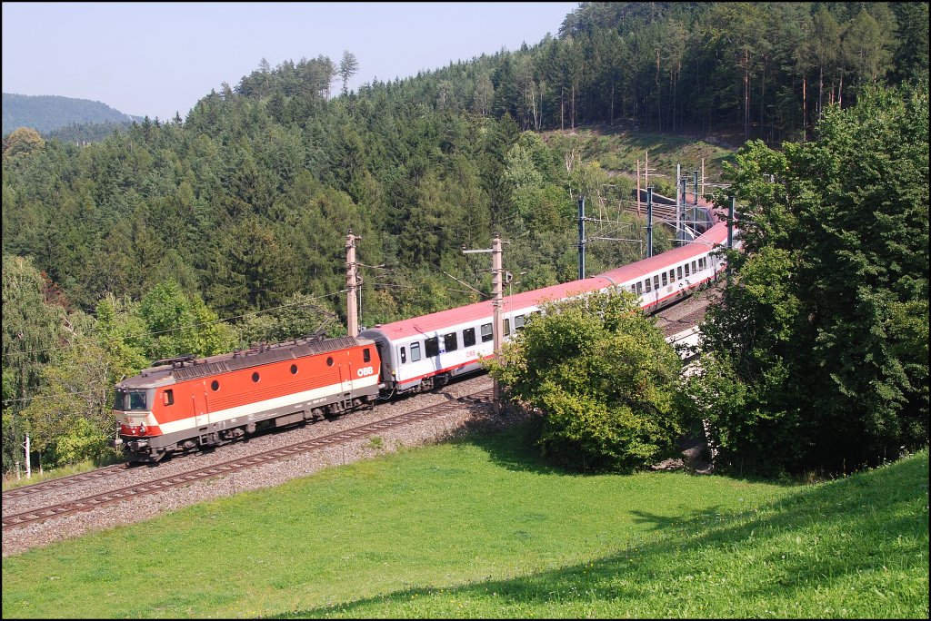 Der OIC 654 wurde am 24.08.2011 von der 1044 117 bespannt. Ich konnte sie kurz nach der Haltestelle Eichberg am Semmering ablichten.