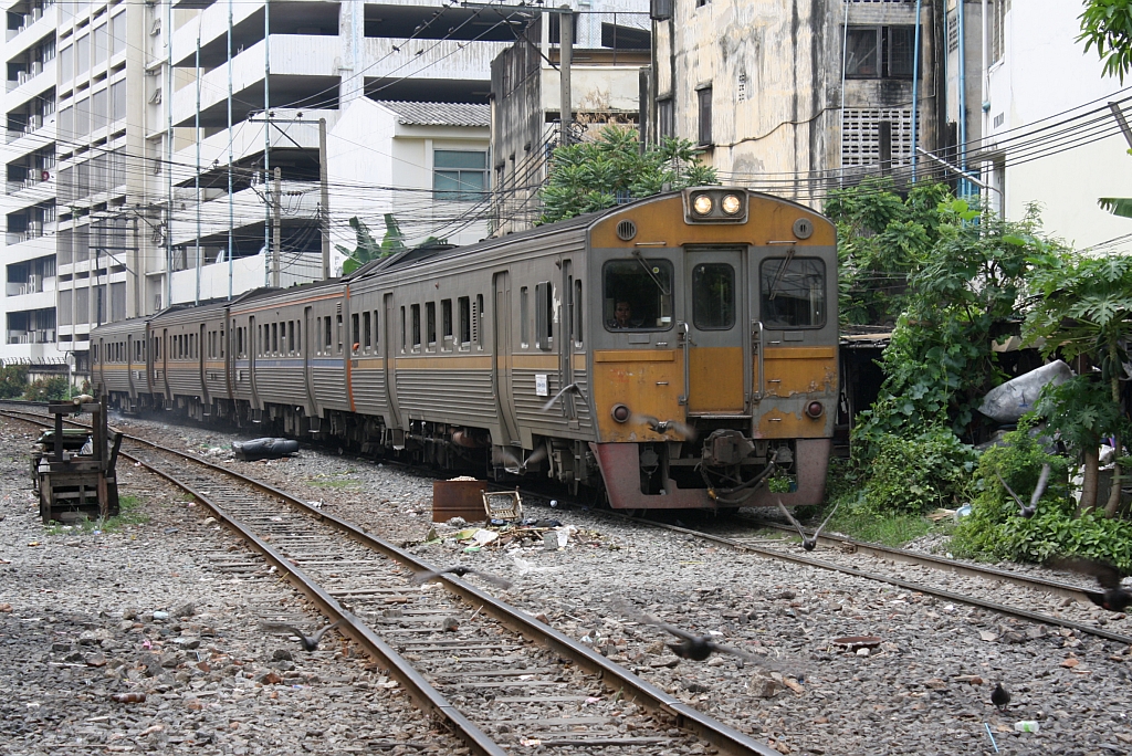 Der ORD 209 nach Lop Buri mit dem THN 1118 an der Spitze am 18.Mrz 2011 im Ein-/Ausfahrtsbereich des Bf. Hua Lamphong. 

