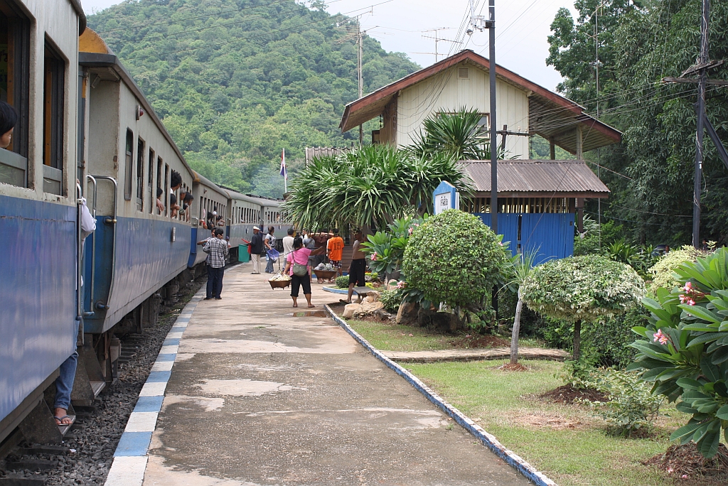 Der ORD 234 (Surin - Bangkok) beim Aufenthalt im Bf. Hin Lap am 23.August 2010.
