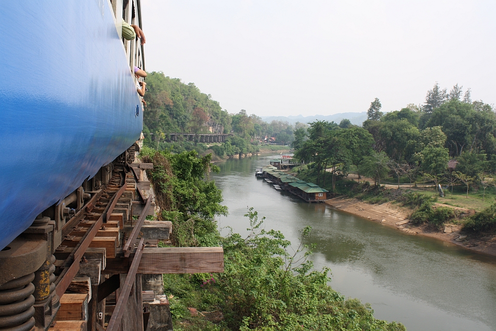 Der ORD 258 von Nam Tok nach Thon Buri auf der Trestle-Brcke zwischen dem Bf. Tham Krasae und der Hst. Saphan Tham Krasae am 13.Mrz 2011.
