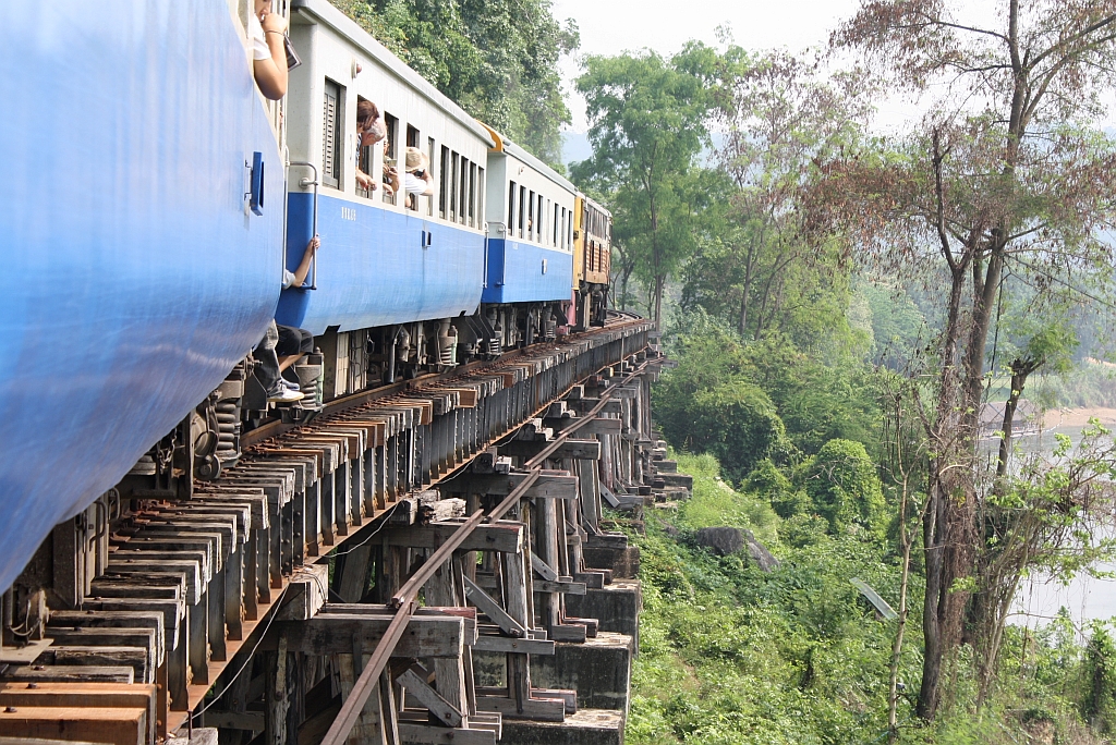 Der ORD 258 von Nam Tok nach Thon Buri auf der Trestle-Br�cke zwischen dem Bf. Tham Krasae und der Hst. Saphan Tham Krasae am 13.M�rz 2011.