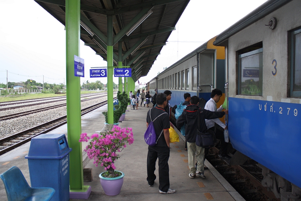 Der ORD 283 h�lt am 17.M�rz 2011 am Mittelbahnsteig des Bf. Hua Takhe.