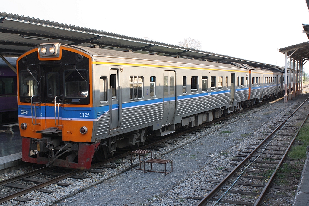 Der ORD 407 mit dem THN 1125 (1A' 2', dh, Hitachi, Bj.1983) als erstes Fahrzeug ist am 15.Mrz 2012 mit nur 85 min. Versptung im Zielbahnhof Chiang Mai angekommen.