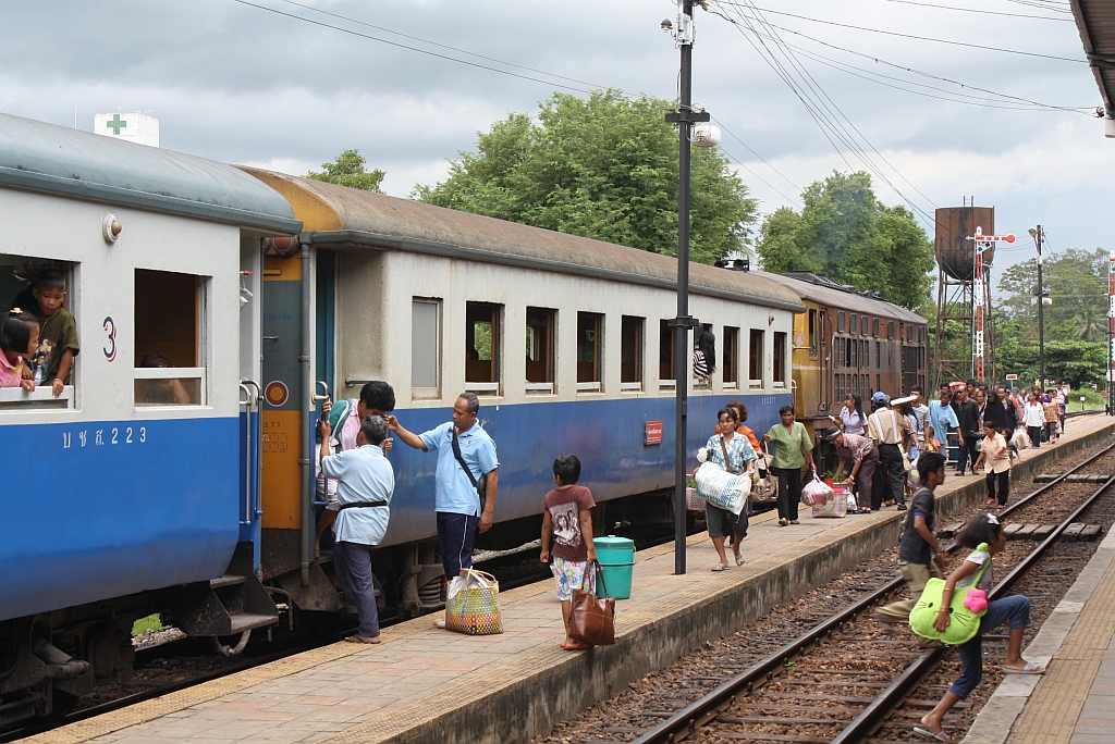 Der ORD 455 im Bf. Phatthalung wird am 27.Oktober 2010 rege in Anspruch genommen.