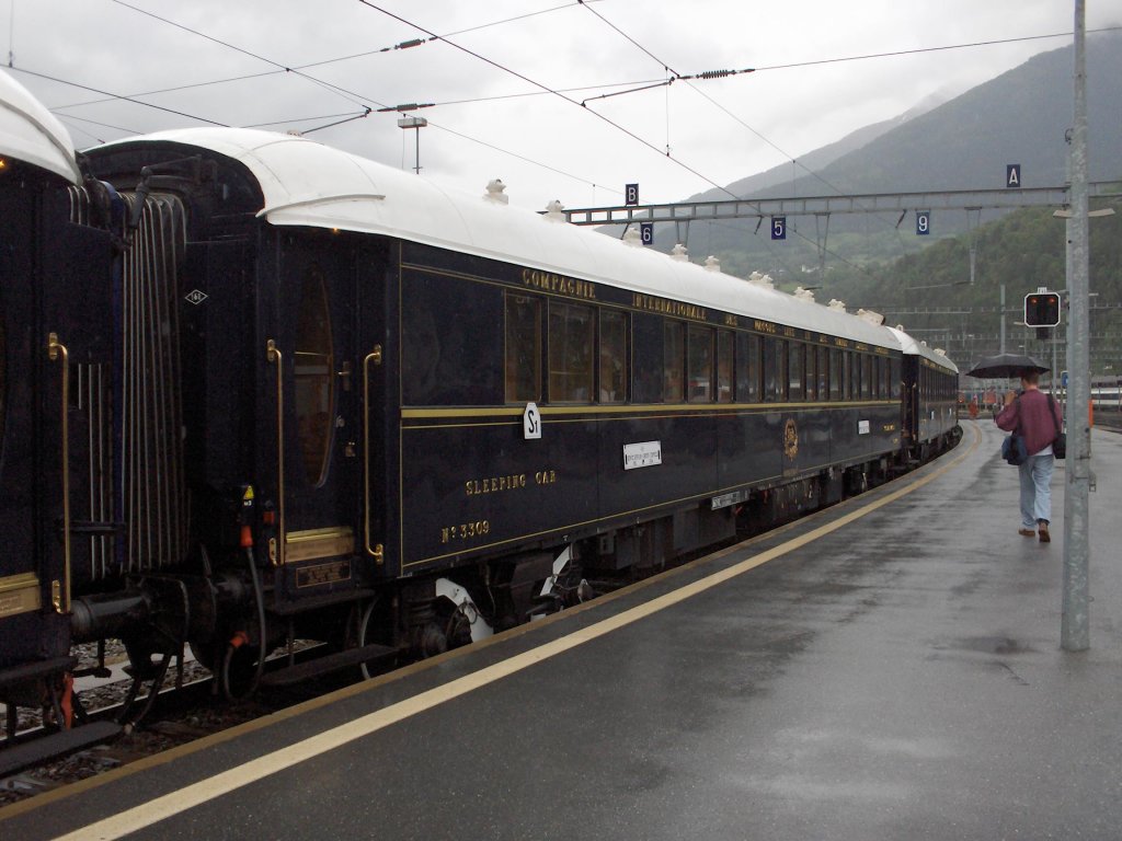 Der Orient Express Wagen Nr. 3309 (Sleeping Car) steht mit einer stilreinen Komposition bei grossem Regenfall am 20.5.2006 in Brig. Zuglok war die Ae4/7 10976 und eine Ae6/6 mit dem Kantonswappen Appenzell (Welches weiss ich nicht mehr).