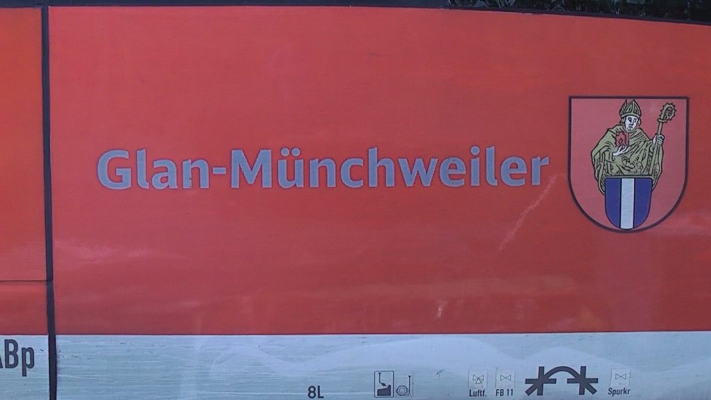 Der Ortsname Glan-Mnchweiler an einer Regionalbahn der BR 643.