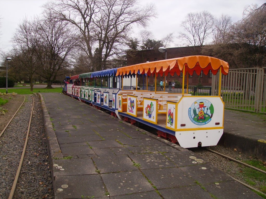 Der Otmar Alt Zug im Klner Rheinpark macht eine Pause im Bahnhof Tanzbrunnen am 30.3.10