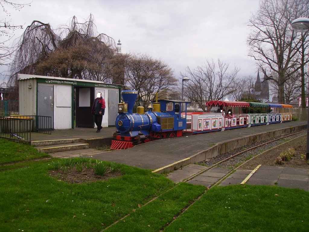 Der Otmar Alt Zug im Klner Rheinpark macht eine Pause im Bahnhof Tanzbrunnen am 30.3.10