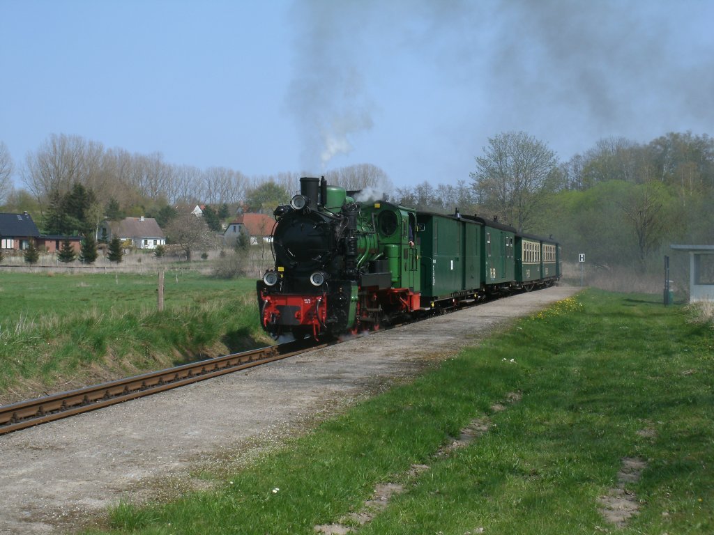 Der P106 G�hren-Putbus,mit Mh53,am 06.Mai 2013,noch einmal,diesmal am Haltepunkt Serams.