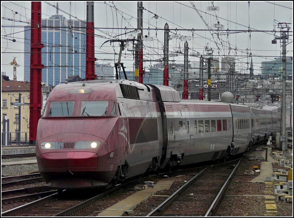 Der PBA Thalys 4532 windet sich ber die Weichen bei der Einfahrt in den Bahnhof Bruxelles Midi. 06.02.2011 (Hans)