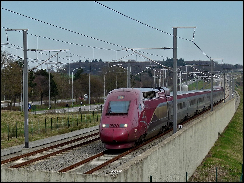 Der PBKA Thalys 4301  fliegt  in der Nhe von Thimister-Clermont ber die Hochgeschwindigkeitsstrecke aus Aachen kommend, in Richtung Lttich an mir vorbei. Dieser Streckenabschnitt (Ligne 3) zwischen Walhorn und Chne wird von den Thalys und ICE mit einer Geschwindikeit von 260 km/h befahren. (Jeanny)