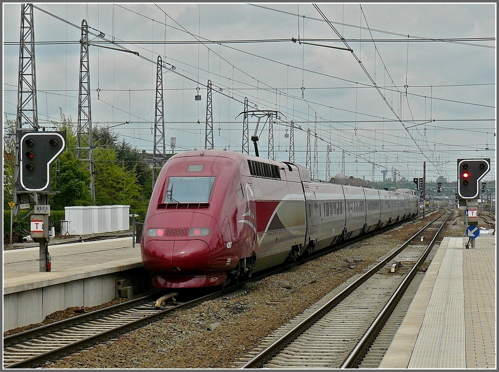 Der PBKA Thalys 4307 durchfhrt am 08.05.10 den Bahnhof Bruxelles Nord auf seiner Reise von Paris Nord nach Amsterdam Centraal als THA 9331. (Hans)