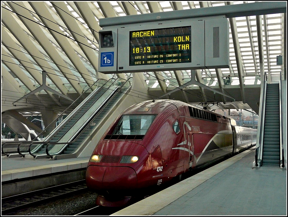 Der PBKA Thalys 4342 fhrt am 27.03.2011 in den Bahnhof Lige Guillemins ein, um kurze Zeit spter seine Reise nach Kln fortzusetzen. (Hans)
