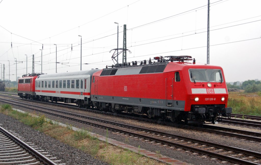 Der Pbz 1966 Leipzig - Berlin bestand am 12.08.10 nur aus der Zuglok 120 126, einem IC-Bistrowagen und der 110 284. Fotografiert beim Halt in Bitterfeld.