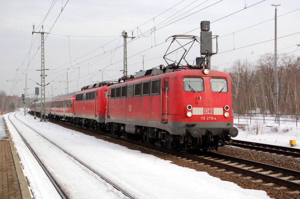 Der PbZ 1967 durchfhrt am 18.02.10 Muldenstein Richtung Bitterfeld. Zuglok ist 115 278.