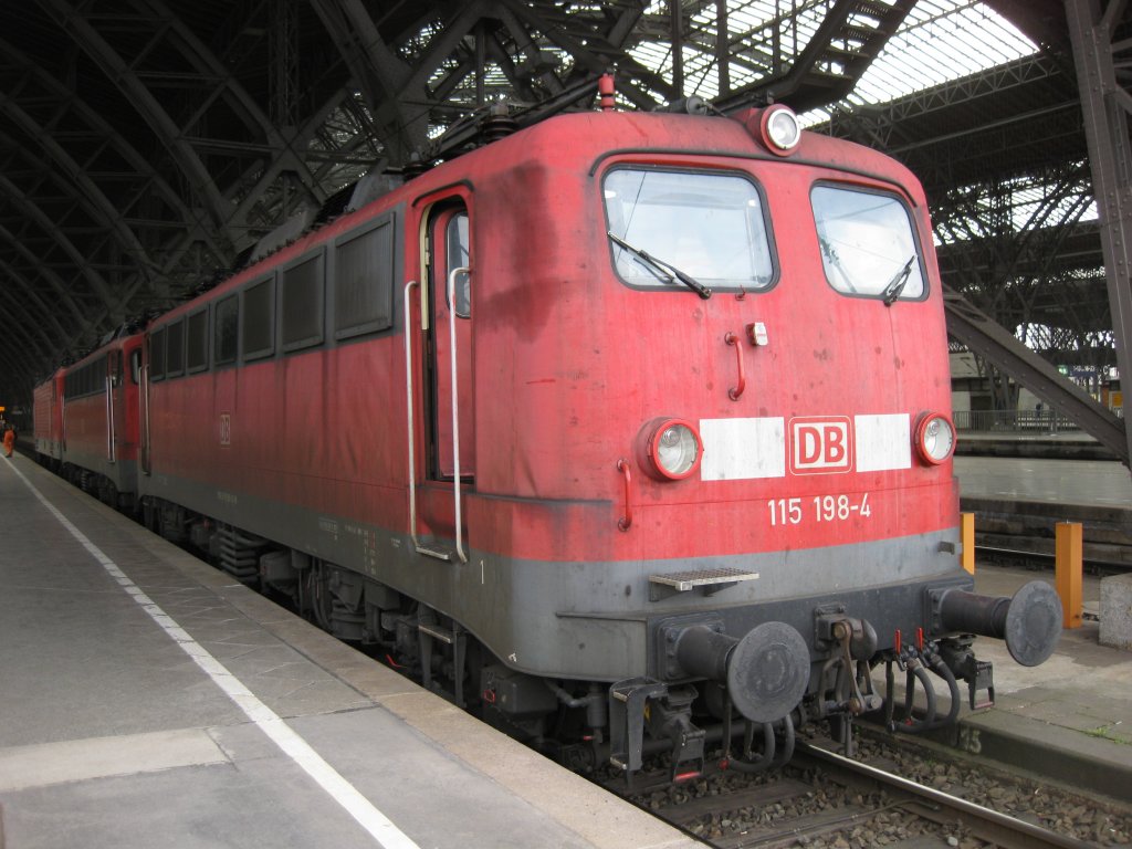 Der Pbz 1967 nach Dessau stand am 08.04.10 in Leipzig. Eingereiht waren: 143 956-1 am Zugende und 115 307-1. Gezogen von 115 198-4.