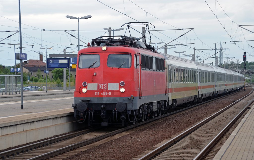Der PbZ 2466 Leipzig - Berlin bestand am 11.07.13 aus einem reinen IC-Wagenpark. Wenn nicht der BWE-Wagen im Zugverband mitlaufen wrde knnte es sich bei dem von 115 459 gezogenen Zug um einen Ersatzzug handeln. Fotografiert in Bitterfeld.