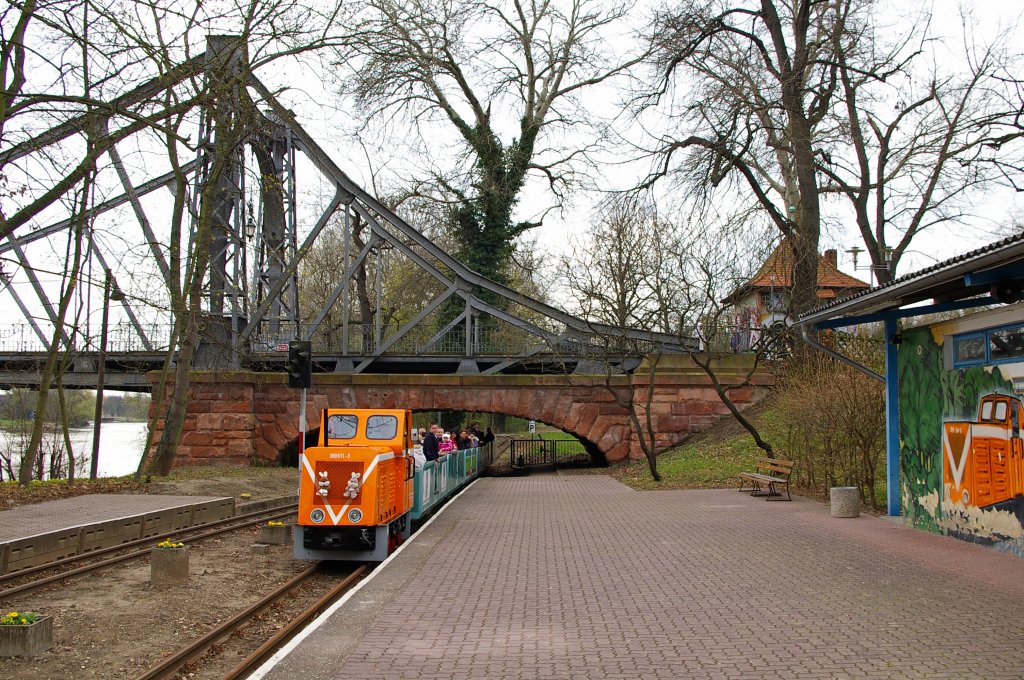 Der Peinitz-Express fhrt in den Bahnhof ein, im Hintergrund sieht man die Peinitz-Brcke, die zur Ziegelwiese fhrt (10.04.2012).