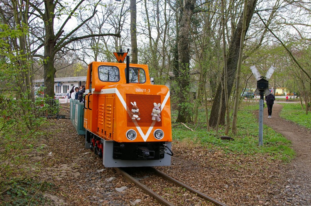 Der Peiniz-Express hat den Bahnhof verlassen und fhrt seinen Rundkurs ber die Peinitz-Insel (10.04.2012).
