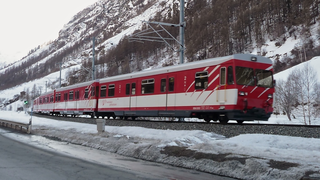 Der Pendelzug  Visp  verlsst Tsch auf dem Weg zurck nach Zermatt (15.3.2010).