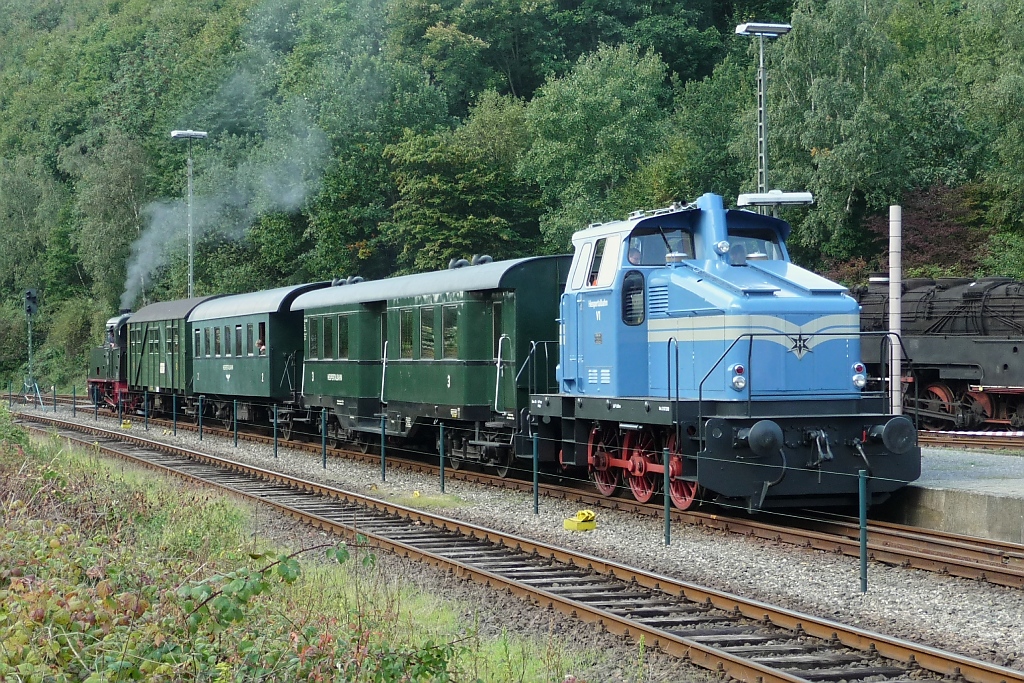 Der Pendelzug zwischen Eisenbahnmuseum und Bahnhof Dahlhausen wurde zum Dampftag am 18.9.2010 von der Hespertaler Eisenbahn betrieben. Hier der gesamte Pendelzug mit Lok V1 an der Spitze.