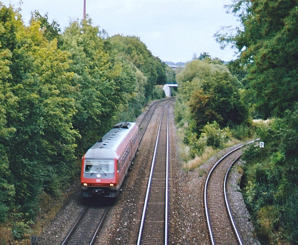 Der Pendolino nach Schwandorf wurde am 25.8.04 kurz vor der Straenbrcke nrdlich von Amberg fotografiert. Rechts zweigt die Strecke nach Schnaittenbach ab. 