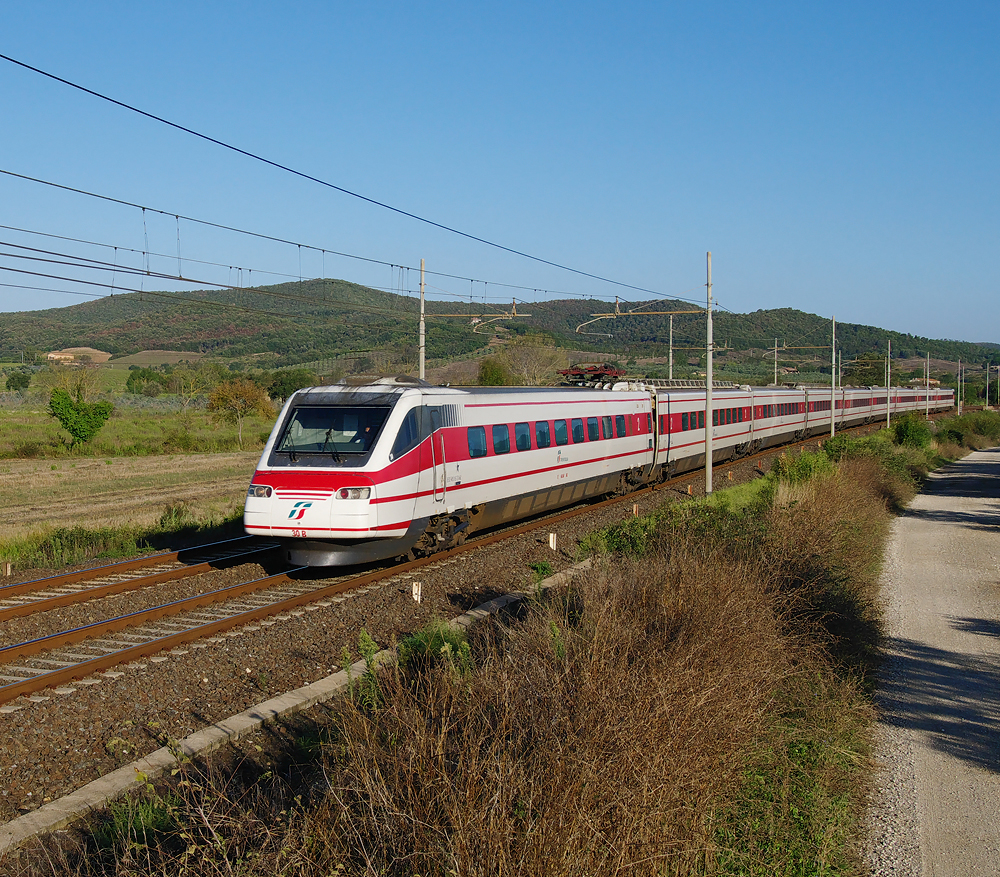Der Penolino ETR 460 030 ES 9761   FRECCIABIANCA  auf dem Weg von  Genua nach Rom wird in wenigen Minuten den vorletzten Bahnhof Grosseto erreichen.
Aufgenommen wurde der Zug am Fu�e des Colline Metallifere dem Toskanischen Erzgebirge nahe der ehemaligen Bergbaustadt Gavorrano.