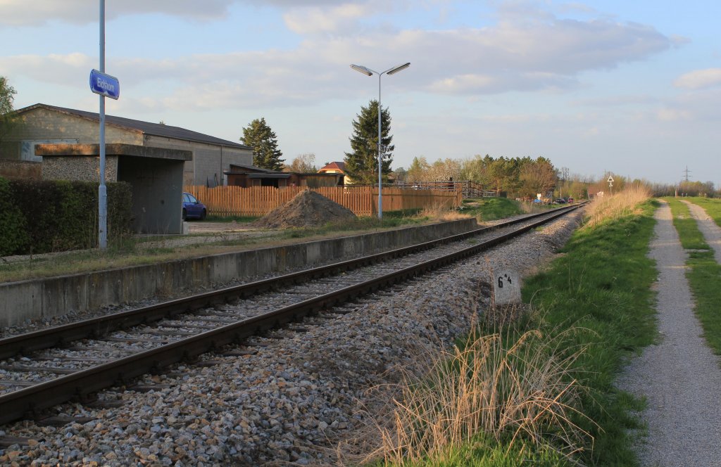 Der Personennahverkehr wurde an der Lokalbahn Drsing Zistersdorf im Jahr 2001 eingestellt, auch die Haltestelle Eichhorn wurde aufgelassen,April 2011 