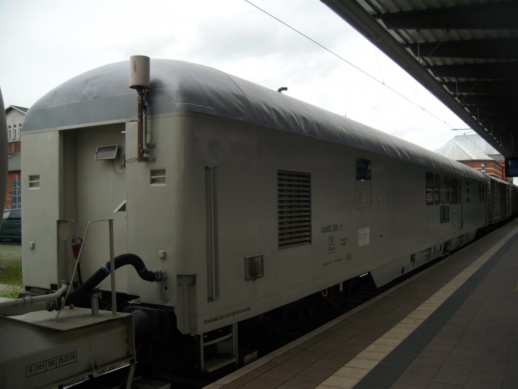 Der Personenwagen des Messzuges, der mit 203 310 bespannt war.
Rostock Hbf (Gl.1) 16.05.2010