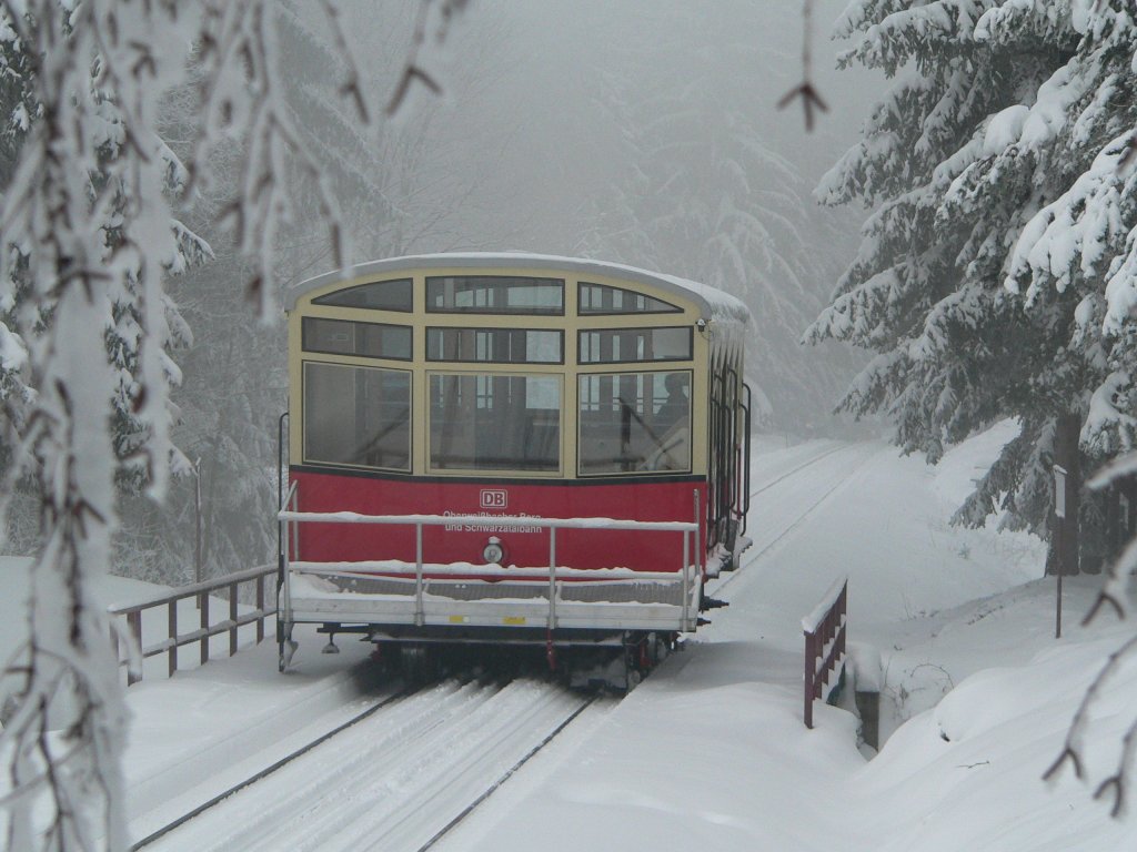 Der Personenwagen der Oberweibacher Bergbahn hatte an diesem Tag nicht nur mit den Schneemassen zu kmpfen, sondern auch mit unglaublich dichtem Nebel. Lichtenhain, 24.2.2013