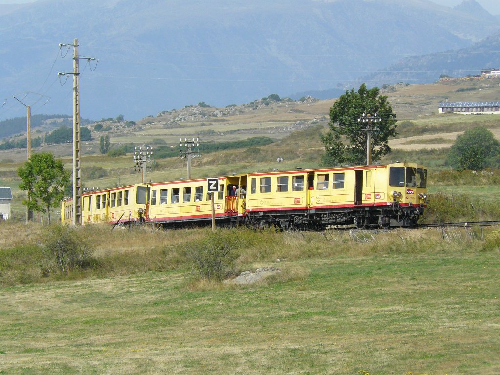 Der  Petit Train Jaune  verlsst Frankreichs hchsten Bahnhof, Bolqure, auf 1593 Metern Hhe. (31.8.2011)