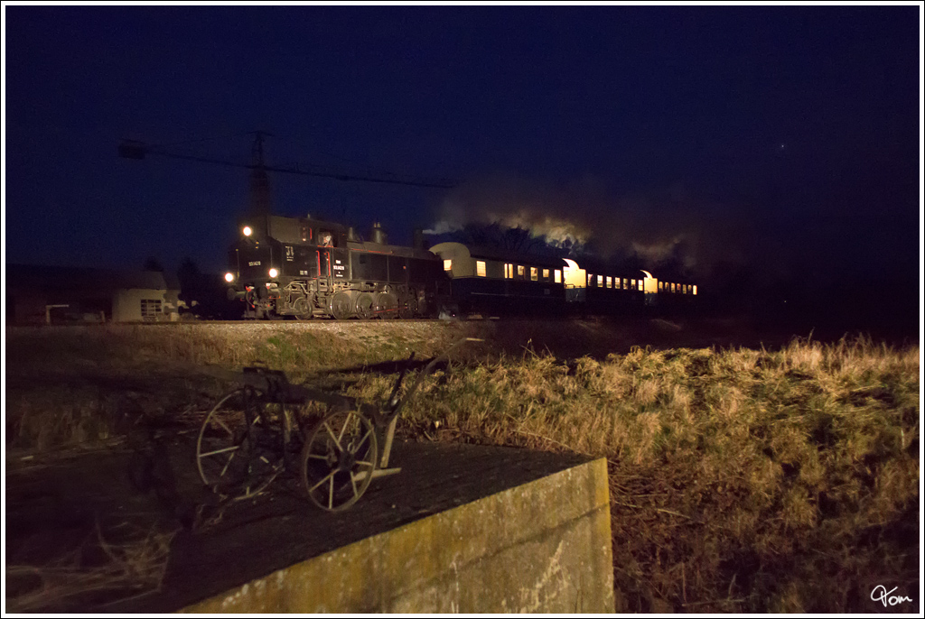 Der Pflug - Dampflok 93.1420 vom Verein  Neue Landesbahn  fhrt mit dem Nikolauszug von Mistelbach nach Hohenau und wieder retour. 
Prinzendorf an der Zaya 8.12.2012