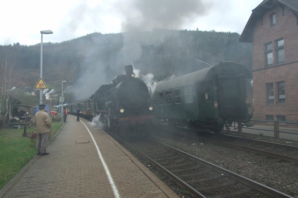 Der Photograph wollte eigentlich nur die Personenzuglok 2455  Posen  bei der Ausfahrt festhalten, da kam ein nicht nher bekannter Dampf-Gegenzug und hllte ihn ins dunkle Grau.
Kordel, der 3.4.2010